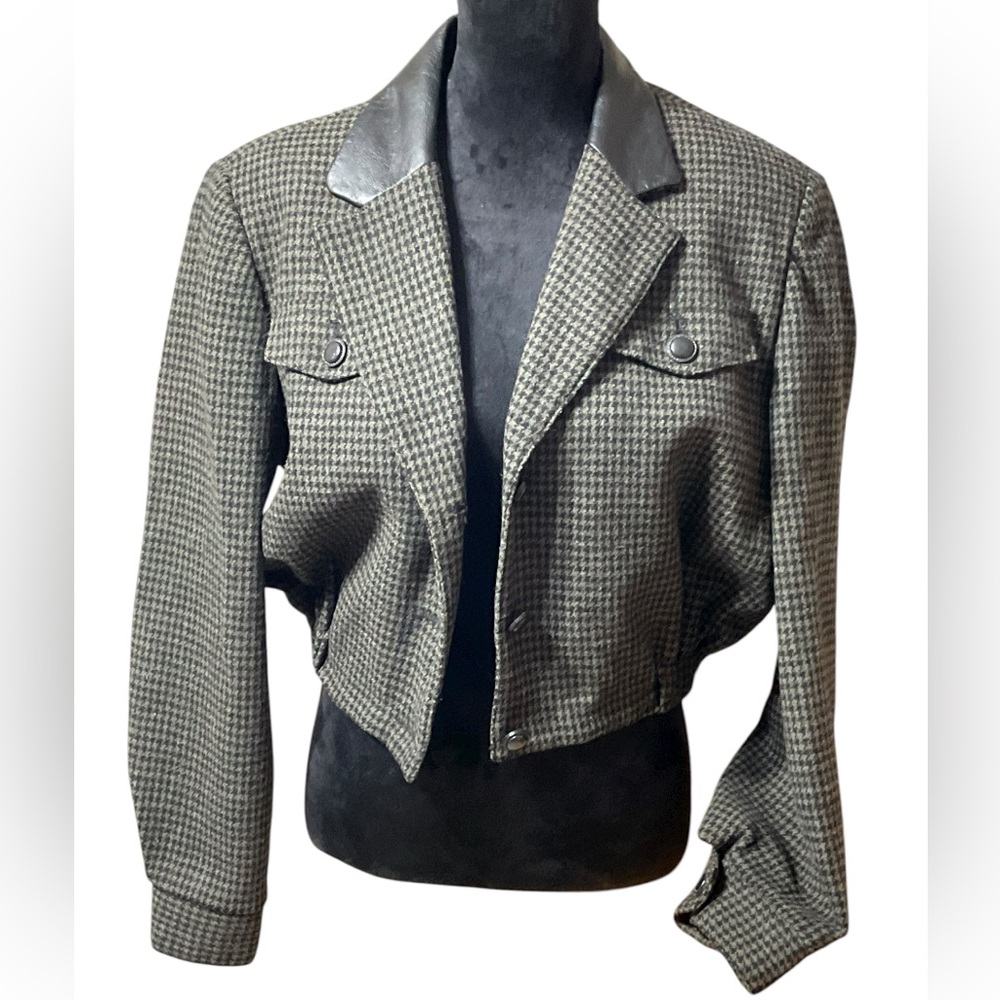 Braebrook Vintage wool houndstooth blazer leather collar & a cinched waist. 9/10